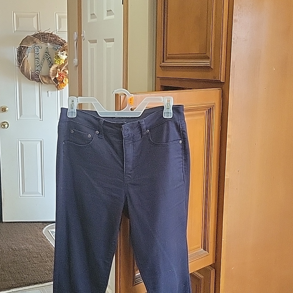 Womens aeropostale high rise navy blue jeans size 6 regular.